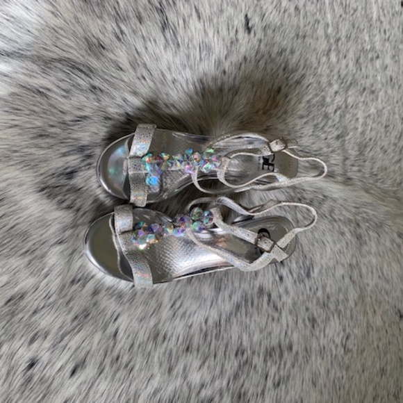 Giani Bini Womens Silver Shoes Size 7.5 - Picture 2 of 5